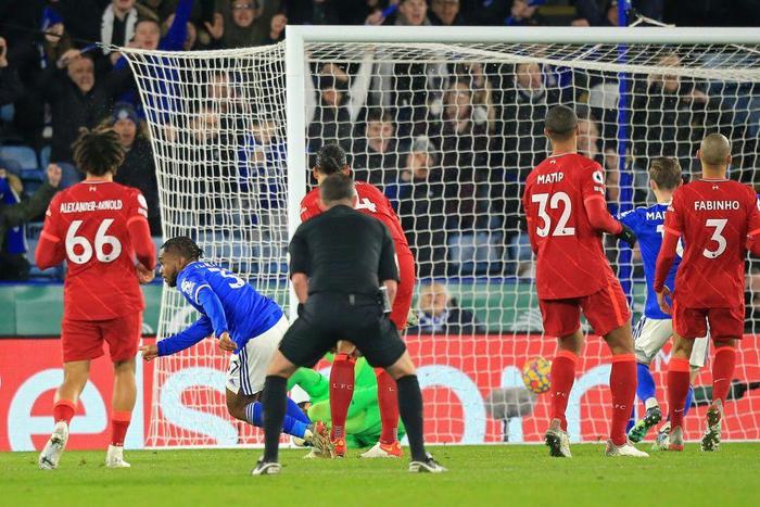 Leicester forward Ademola Lookman (2L) celebrates scoring against Liverpool