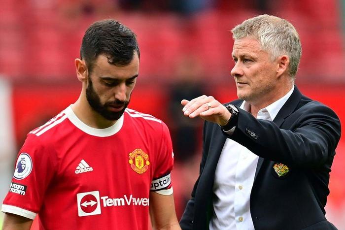 Manchester United boss Ole Gunnar Solskjaer consoles Bruno Fernandes after he missed a penalty in United's 1-0 defeat by Aston Villa
