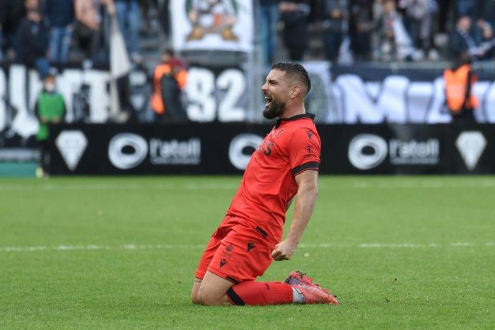 Nice's French foward Andy Delort celebrates his goal and victory of his team during the French L1 football match between SCO Angers and OGC Nice at The Raymond Kopa Stadium in Angers, western France on October 31, 2021.
