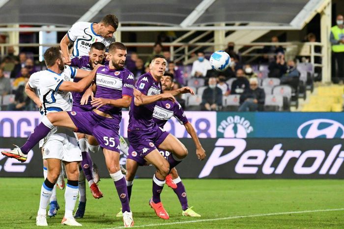 Edin Dzeko (L) has scored four goals for Inter Milan after nodding them in front at Florence