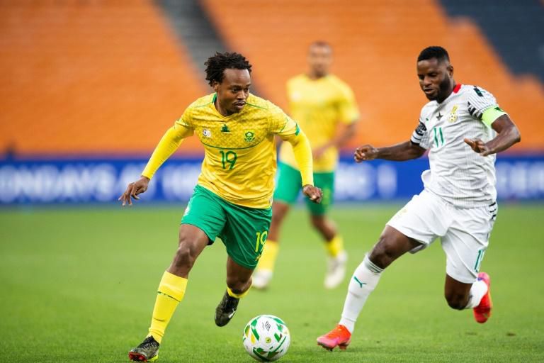 Wakaso Mubarak (R) of Ghana pursues Percy Tau (L) of South Africa during an Africa Cup of Nations qualifier in Soweto