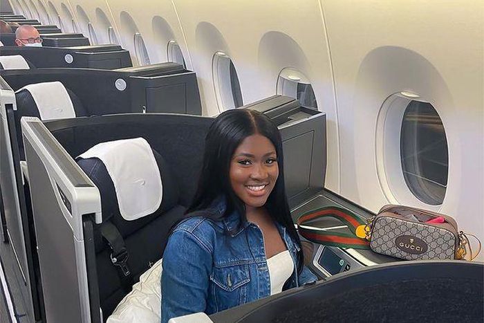 Fella Makafui on the plane