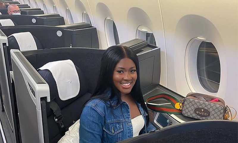 Fella Makafui on the plane