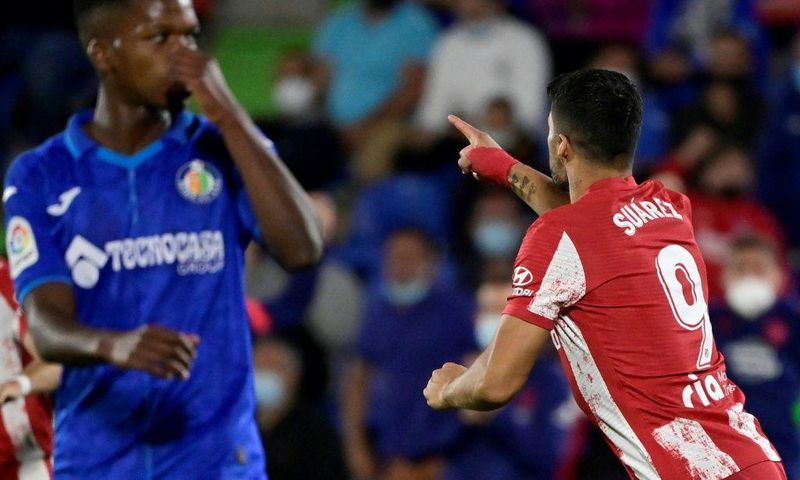 Luis Suarez (R) scored a late double for Atletico