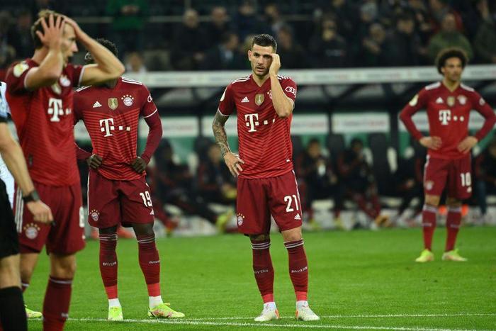 France defender Lucas Hernandez (C) and his Bayern Munich team-mates look shell-shocked after losing at Moenchengladbach on Wednesday