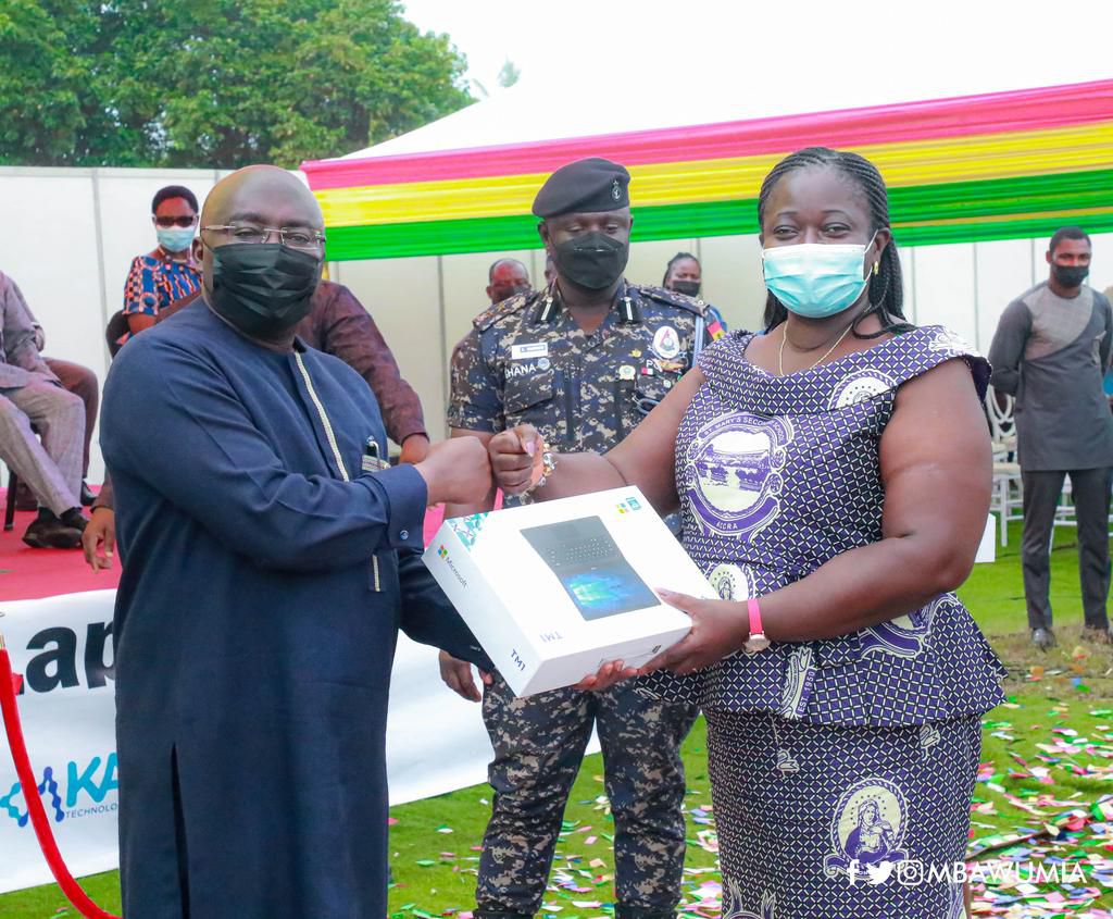 Bawumia presents a laptop to a teacher at the St.Mary's SHS