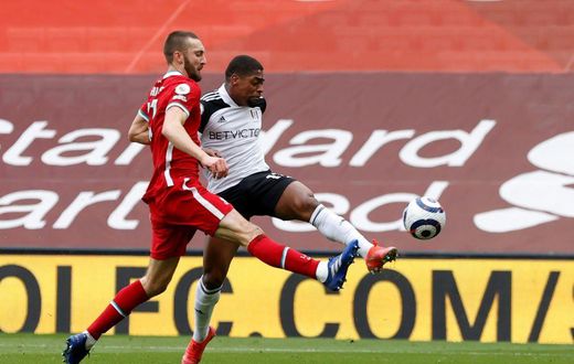 Fulham's Ivan Cavaleiro (R) scored a double as they thrashed Huddersfield 5-1 in the Championship to signal they will be top contenders to make an immediate return to the Premier League