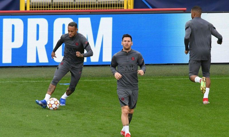 Lionel Messi with Neymar at PSG's training session in Bruges on Tuesday