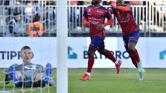 Clermont's Vital N'Simba (C) celebrates scoring the winner against Lille