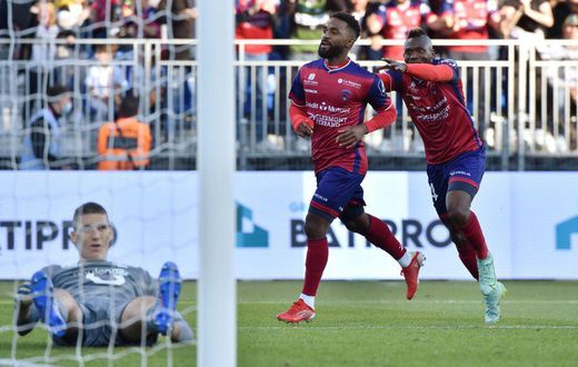 Clermont's Vital N'Simba (C) celebrates scoring the winner against Lille