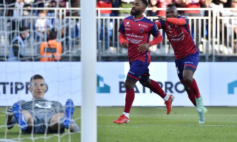 Clermont's Vital N'Simba (C) celebrates scoring the winner against Lille