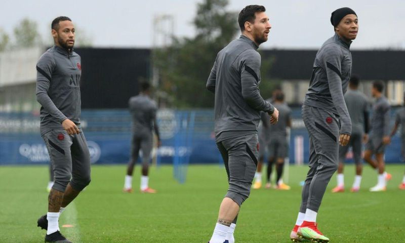 Lionel Messi with Neymar and Kylian Mbappe in training for PSG on Monday