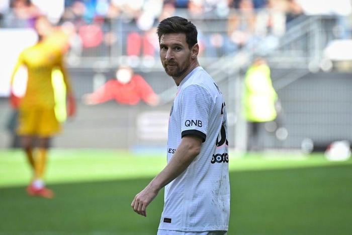 Lionel Messi (C) remains without a goal in Ligue 1 since his arrival from Barcelona