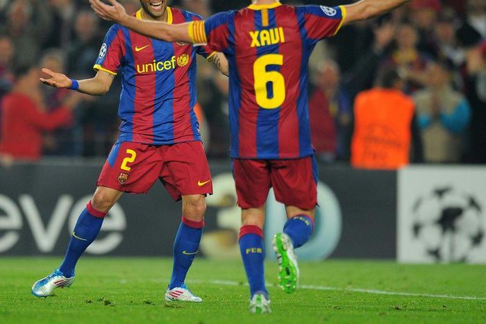 Dani Alves (L) with Xavi Hernandez (R) together in 2011
