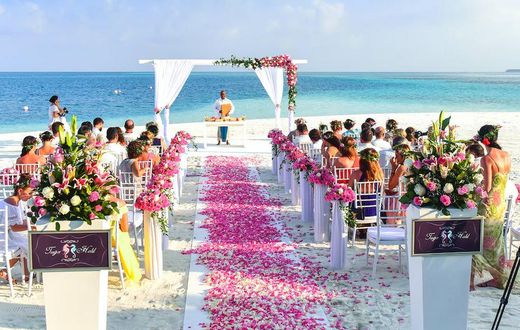 Daytime beach wedding ceremony [Image: Asad Photo Maldives]