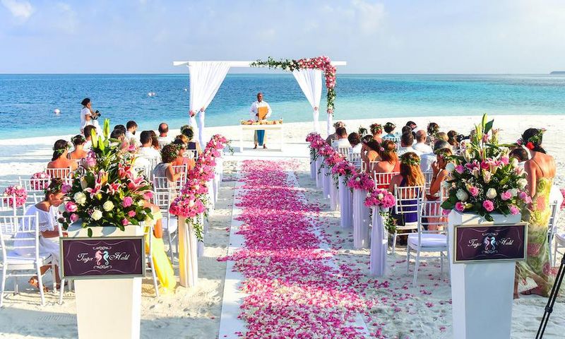 Daytime beach wedding ceremony [Image: Asad Photo Maldives]