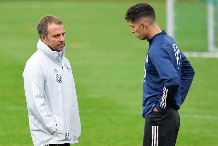 Germany head coach Hansi Flick (L) speaks to Chelsea forward Kai Havertz in training