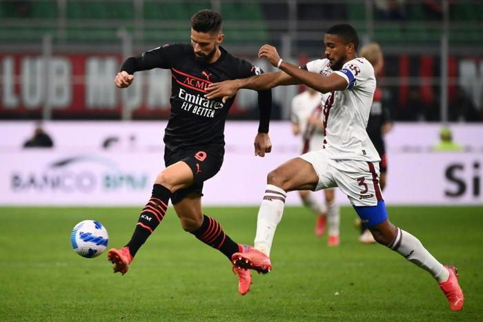 Olivier Giroud (L) has scored four Serie A goals since moving to AC MIlan