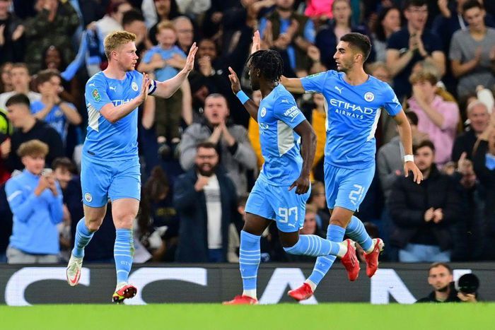 Manchester City midfielder Kevin De Bruyne (L) celebrates scoring against Wycombe
