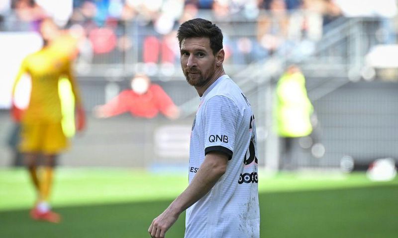 Lionel Messi (C) remains without a goal in Ligue 1 since his arrival from Barcelona
