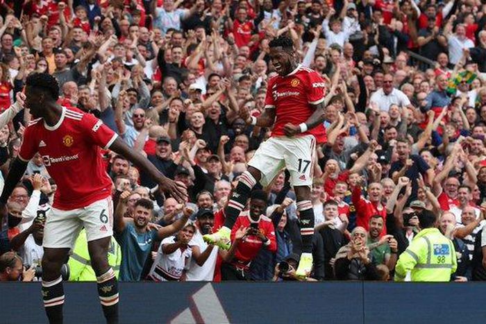 ‘We’re winning the league!’ – Man United fans celebrated 5-1 victory over Leeds