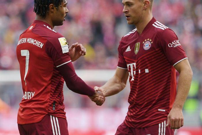 Bayern Munich midfielders Joshua Kimmich (R) and Serge Gnabry (L) are both in quarantine due to Covid-19