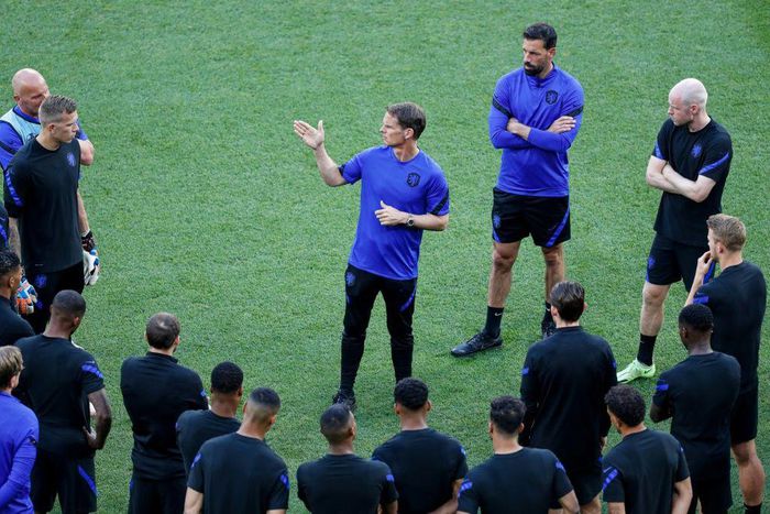 Netherlands coach Frank de Boer (C) was in confident mood ahead of his team's Euro 2020 last-16 tie with the Czech Republic