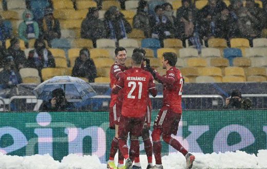 Bayern Munich striker Robert Lewandowski (L) scored with a stunning bicycle kick at Dynamo Kiev on Tuesday