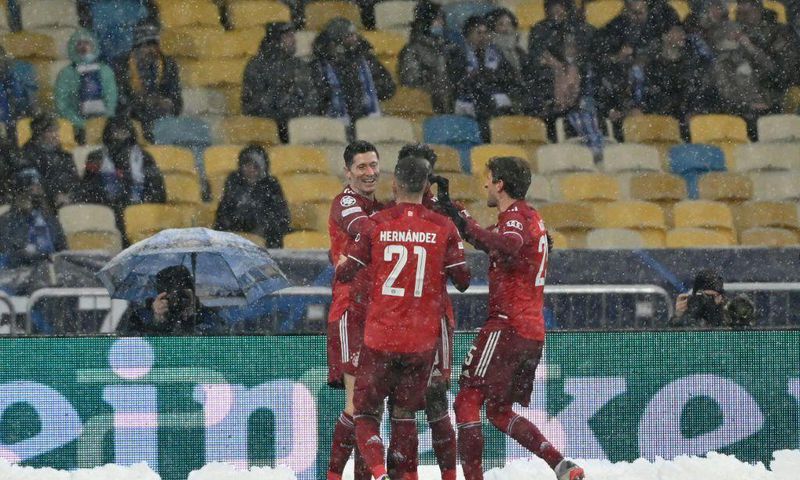 Bayern Munich striker Robert Lewandowski (L) scored with a stunning bicycle kick at Dynamo Kiev on Tuesday