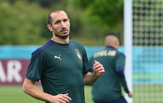 Giorgio Chiellini takes part in Italy's training session in London on Saturday