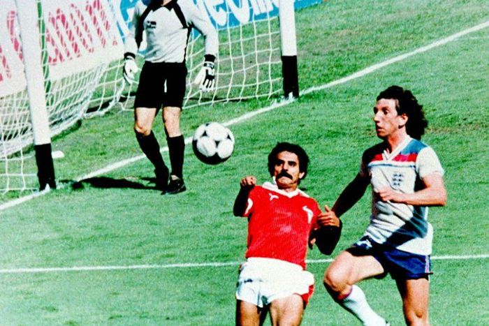 Paul Mariner, right, challenging Kuwaiti defender Abdullah Mayuf, for England at 1982 World Cup, has died at 68