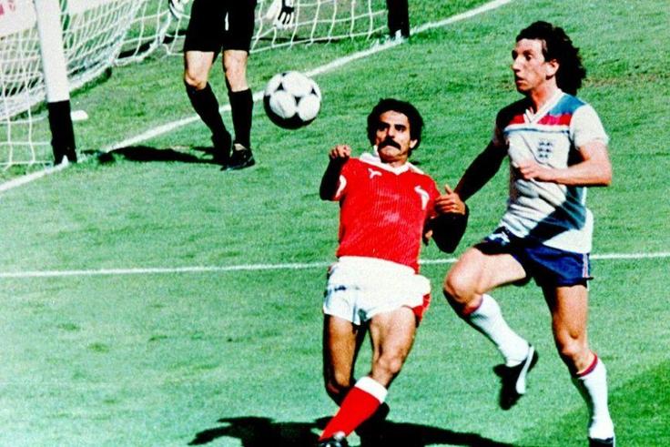 Paul Mariner, right, challenging Kuwaiti defender Abdullah Mayuf, for England at 1982 World Cup, has died at 68