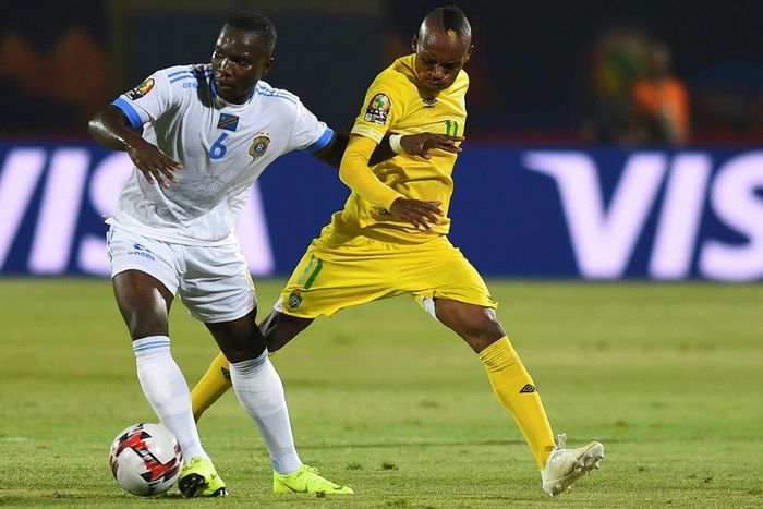 Kaizer Chiefs scorer Khama Billiat (R) playing for Zimbabwe against the Democratic Republic of Congo during the 2019 Africa Cup of Nations in Egypt