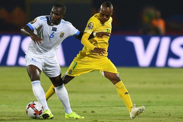 Kaizer Chiefs scorer Khama Billiat (R) playing for Zimbabwe against the Democratic Republic of Congo during the 2019 Africa Cup of Nations in Egypt