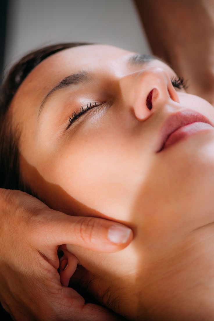Do you experience migraines often? Here are 5 home remedies that can help you deal with it