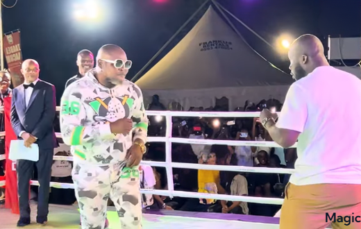 Bukom Banku fights Aka Ebenezer at Ashantifest Boxing Night (Video)