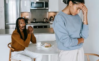 A man apologising to his girlfriend