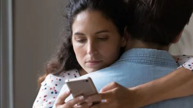 6 signs that your partner is secretly checking out of the relationship