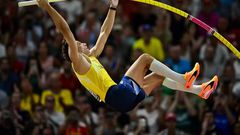 Why Armand Duplantis breaks pole vault world record by only 1cm each time