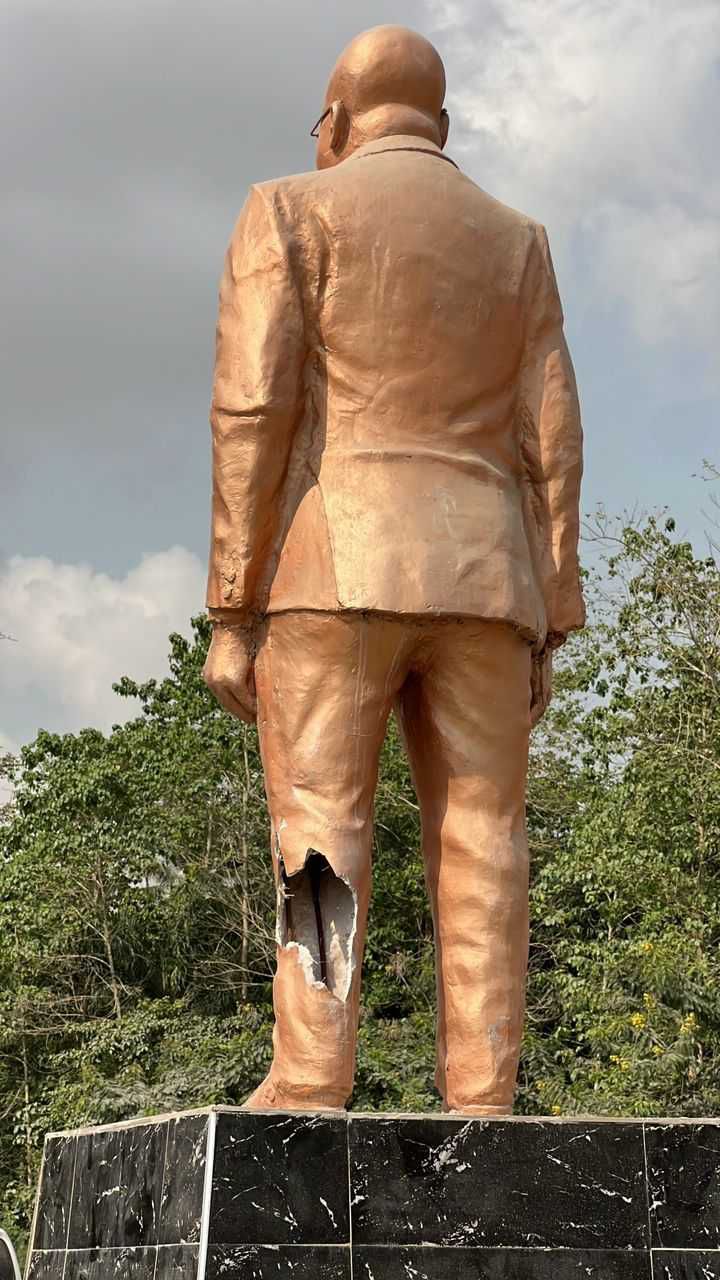 President Akufo-Addo’s ‘prestigious’ statue repaired after one leg damage (Video)