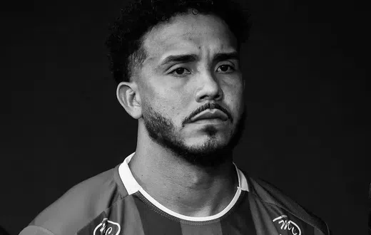Footballer tragically dies minutes before match starts