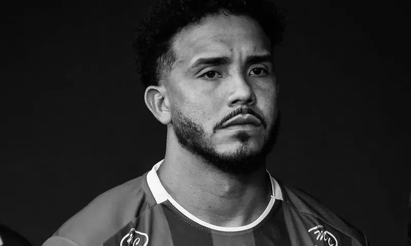Footballer tragically dies minutes before match starts
