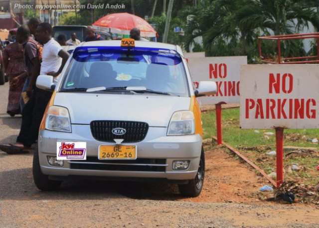 Soldier holding cane  whips drivers who parked wrongly at Lapaz (Video)