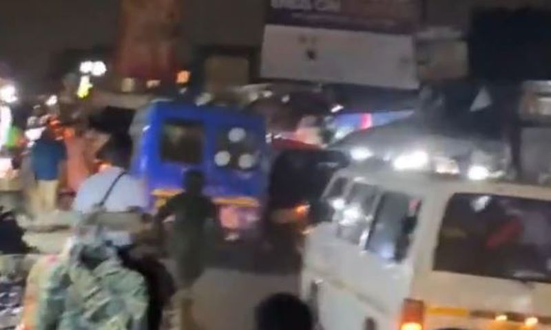 Soldier whips drivers who parked wrongly at Lapaz