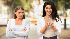 5 clear signs your friend is jealous of you