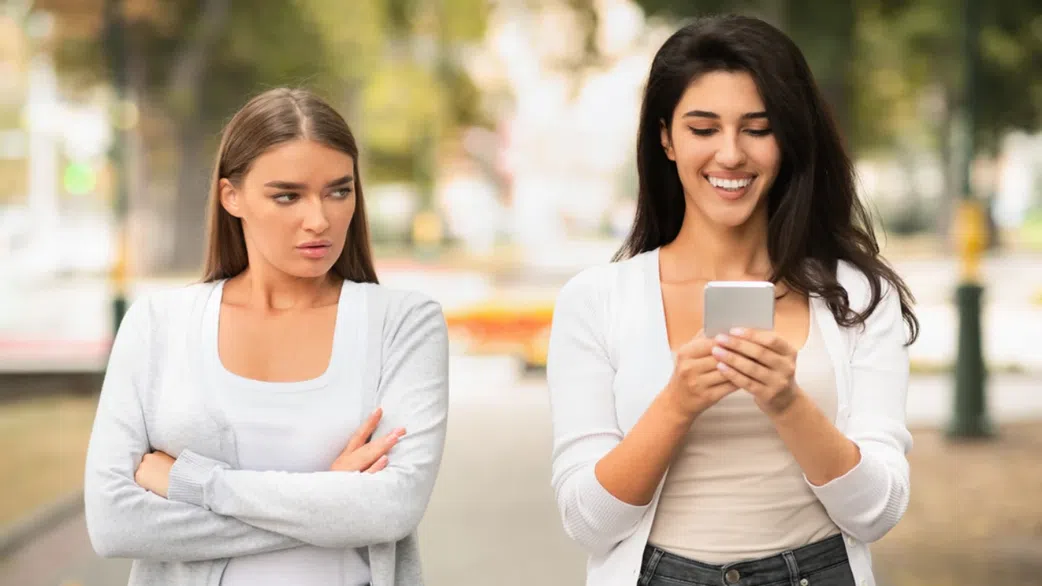 5 clear signs your friend is jealous of you
