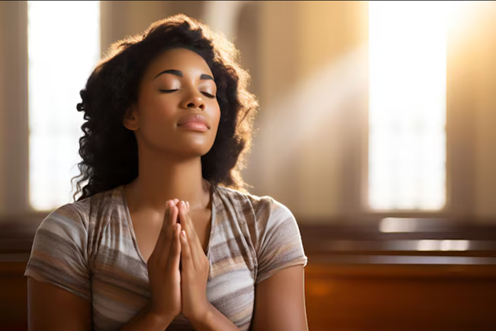 Prayer strengthens your bond as a couple [Freepik]