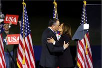 Democratic presidential nominee U.S. Vice President Kamala Harris and Douglas Emhoff, second gentleman of the United States, kiss during a campaign event. REUTERS/Hannah McKay