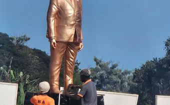 Ghanaians express anger as Akufo-Addo unveils statue of himself, scores himself 80%