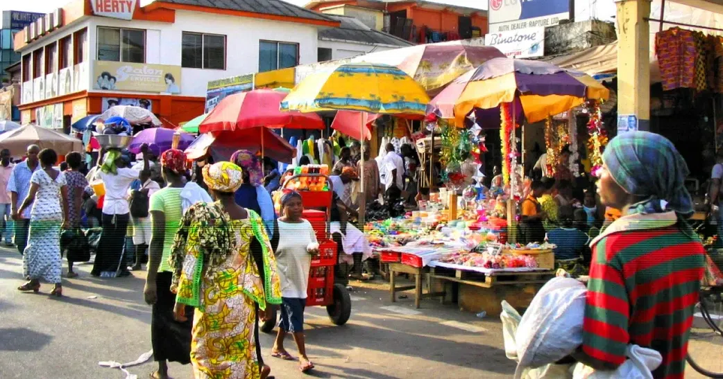 Elderly woman cries bitterly as thieves snatch her ₵2,000 at Kantamanto (video)